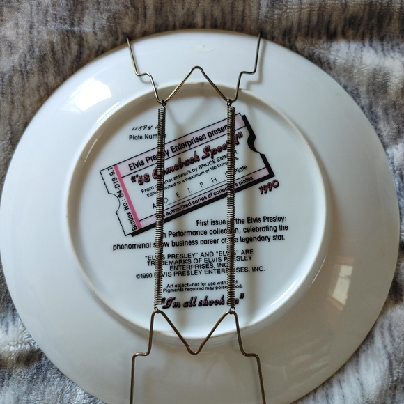 2 Elvis collectors plates - Picture 4 of 5